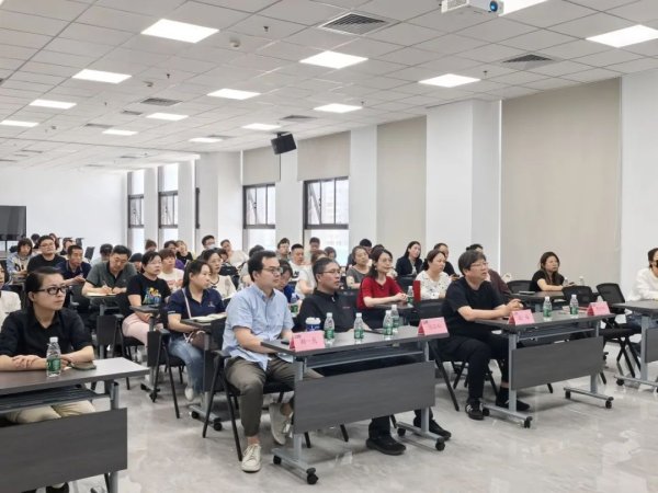 鸿满仓 市科工局联合赛迪科创中心举办专精特新企业梯度培育活动